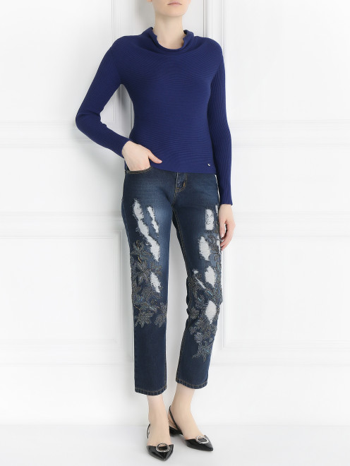 Укороченные джинсы с потертостями и вышивкой из бисера - Модель Общий вид