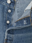 Укороченные джинсы из светлого денима Re/Done  –  Деталь1